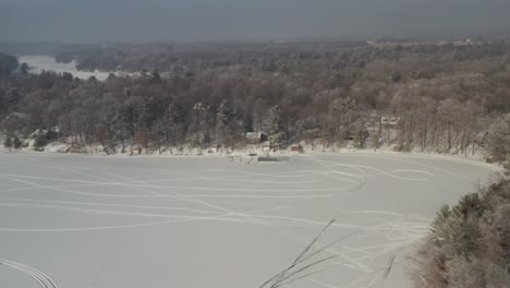 Pistas-Aéreas-De-Motos-De-Nieve-En-Un-Lago-Congelado-Cubierto-De-Nieve-Durante-El-Invierno