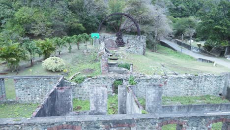 ruinas antiguas de una rueda de agua y fábrica de caña de azúcar en la isla caribeña de tobago en speyside