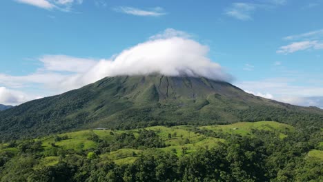 vista aérea hiperlapso tiro completo, vista panorámica nubes lenticulares en el volcán arena en costa rica, en un día soleado