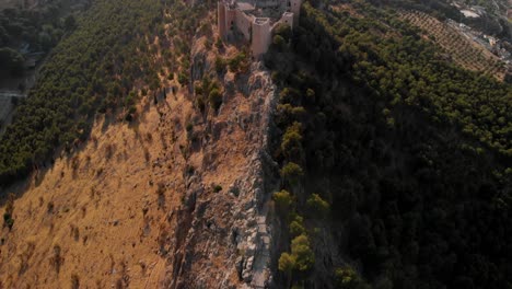 Castillo-De-Jaen,-Spanien-Jaens-Burg-Fliegende-Und-Bodenaufnahmen-Von-Dieser-Mittelalterlichen-Burg-Am-Nachmittag-Im-Sommer,-Es-Zeigt-Auch-Die-Stadt-Jaen,-Die-Mit-Einer-Drohne-Und-Einer-Action-kamera-Mit-4k-24-Fps-Unter-Verwendung-Von-Nd-filtern-Aufgenommen-Wurde