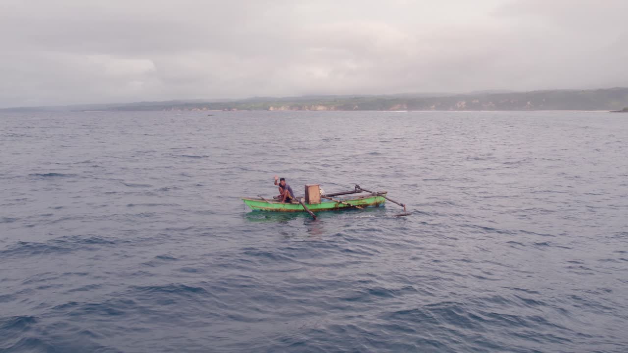 Trebåter som fisker ved daggry i Indiahavet, Indonesia