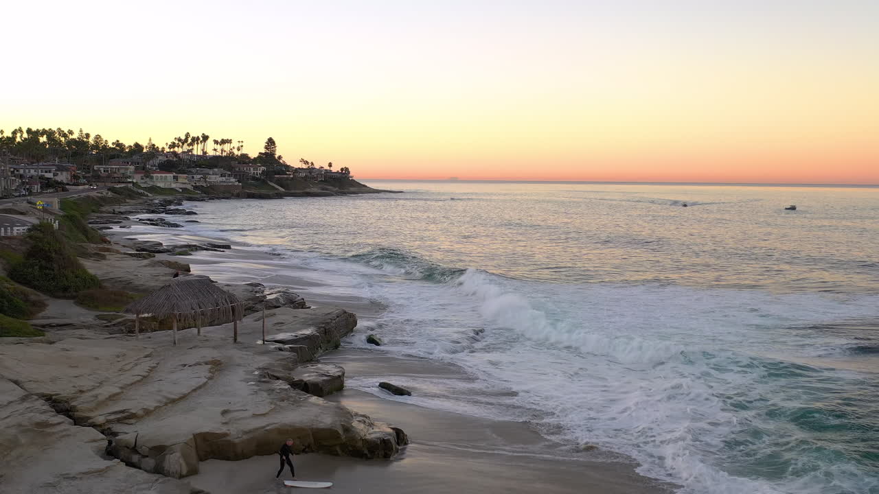 Surfista calentando en la playa de Windansea al amanecer