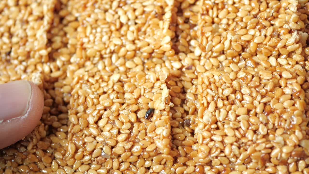 cerca de los caramelos de sésamo que se rompen con los dedos