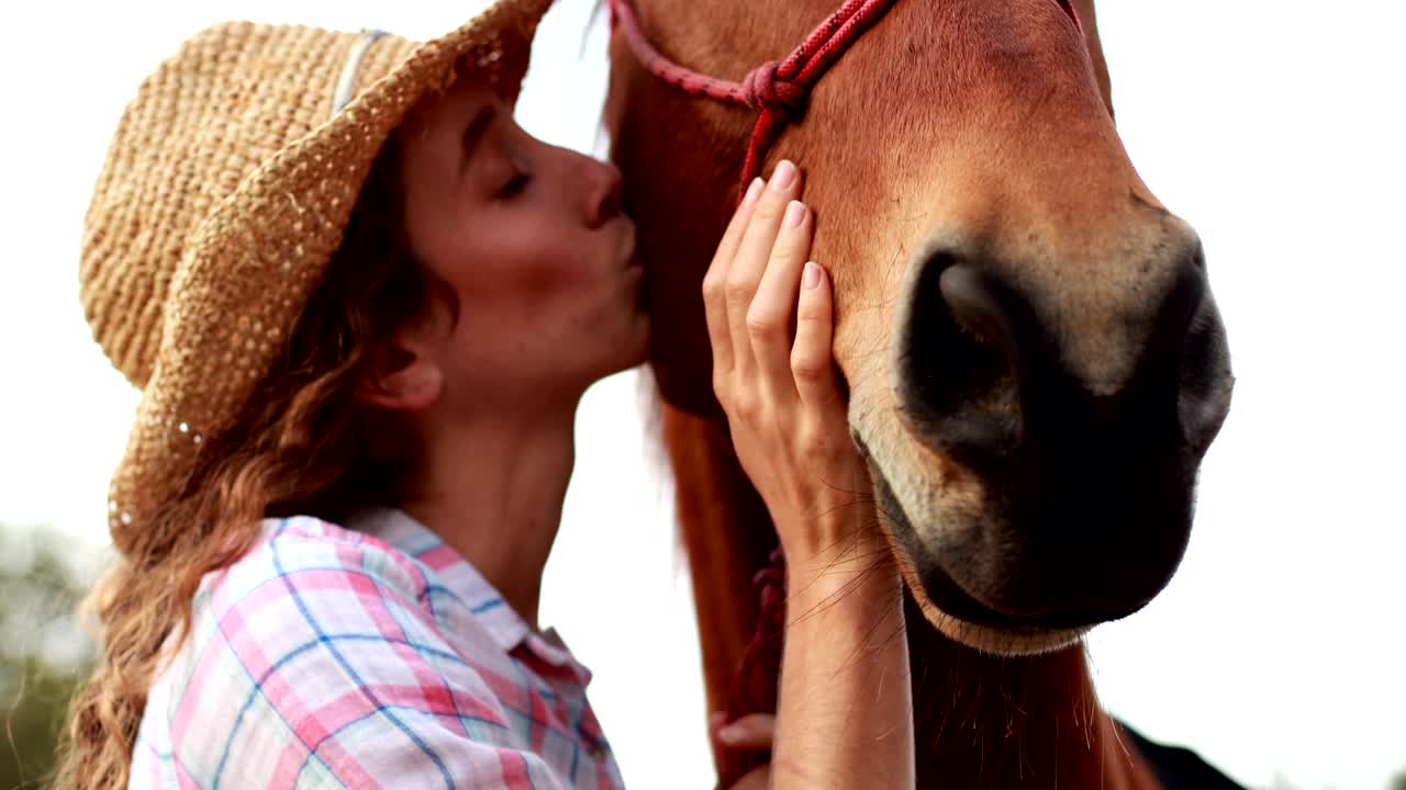 mujer caminando con su caballo