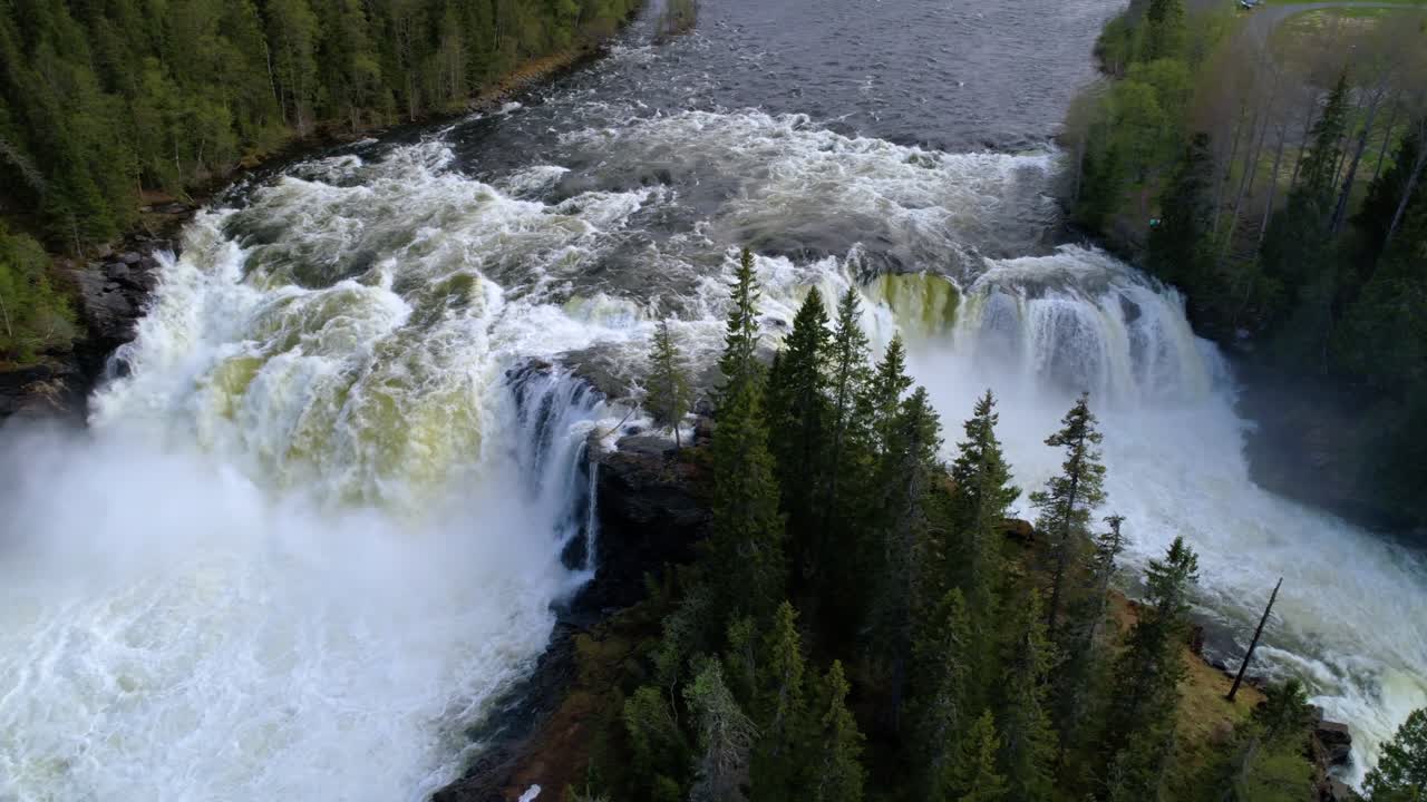 la cascada de ristafallet en la parte occidental de jamtland está catalogada como una de las cascadas más hermosas de suecia.