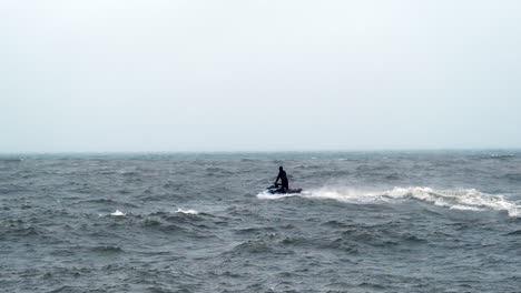 Jet-Ski-En-Cámara-Lenta-Haciendo-Un-Gran-Salto-Aéreo-Sobre-Las-Olas