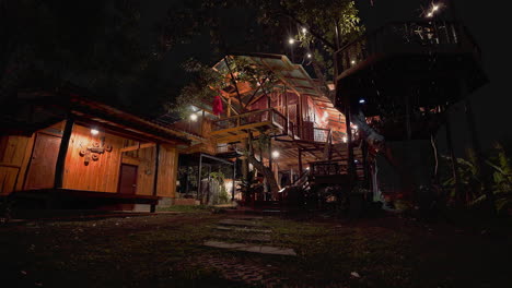 Timelapse-De-Lujosa-Casa-De-árbol-De-Madera-En-La-Selva-De-Día-A-Noche