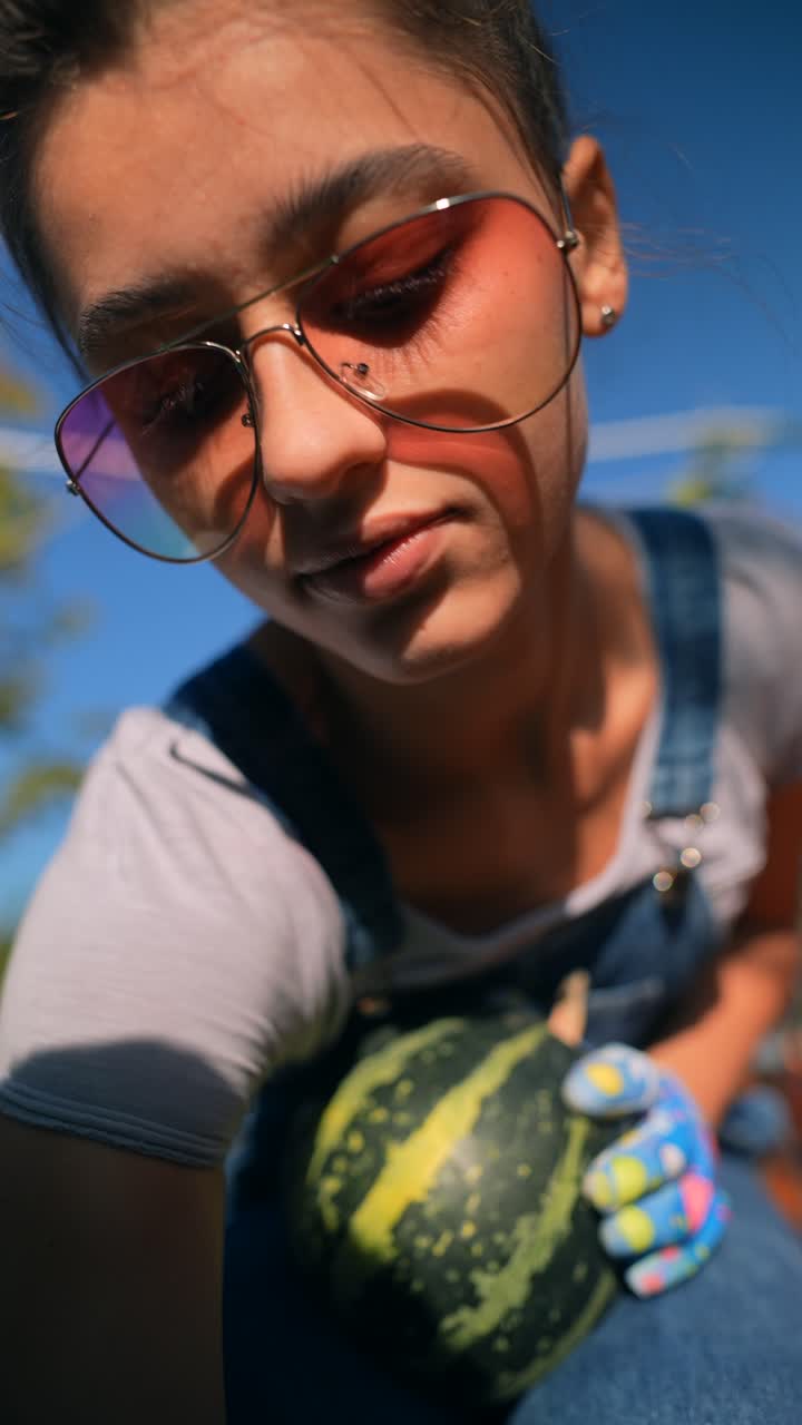 adolescente jardinería en el sol