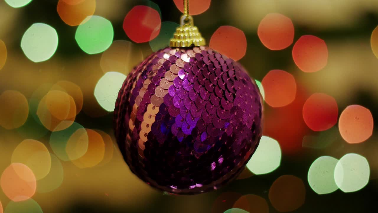 Lilla julekugle ryster mod bokeh-baggrund