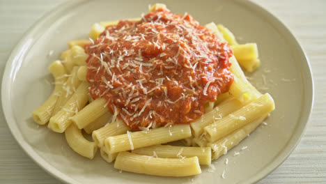 pasta rigatoni con salsa boloñesa de cerdo - estilo de comida italiana