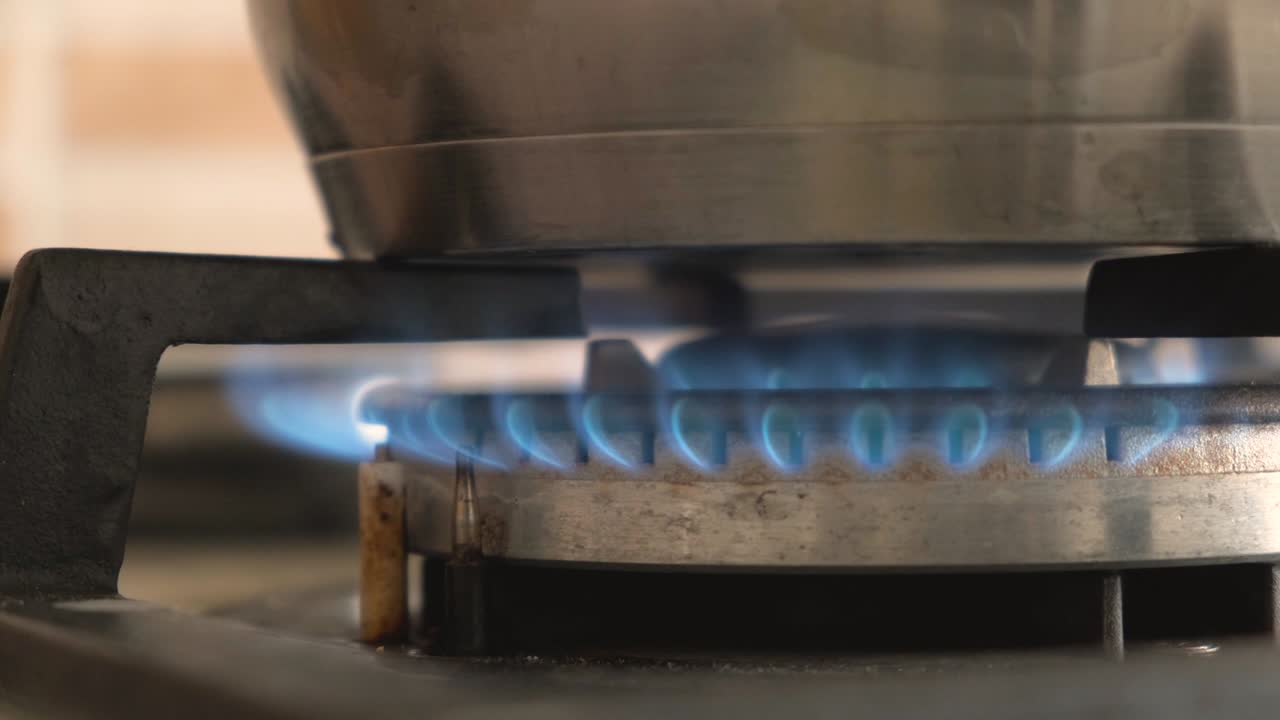 국내 주방 스토브에서 파란 불의 클로즈업. 불타는 불꽃과 함께 가스 커 프로판 가스.