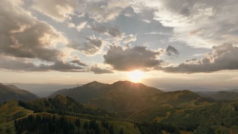 Antenne-Der-Bergkette-Im-Hinterland-Bei-Sonnenuntergang-Mit-Schöner-Wolkenbildung-Nach-Einem-Sturm-4