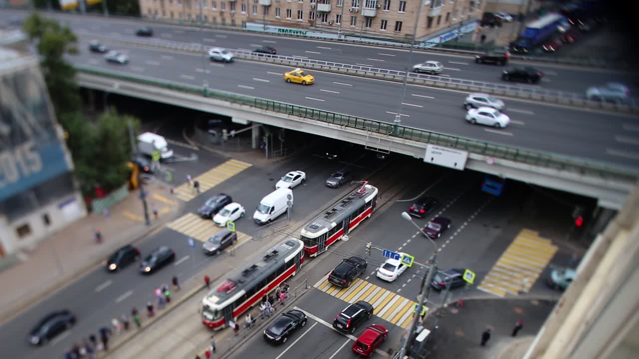 교통과 보행자와 함께 도시 거리의 교차로