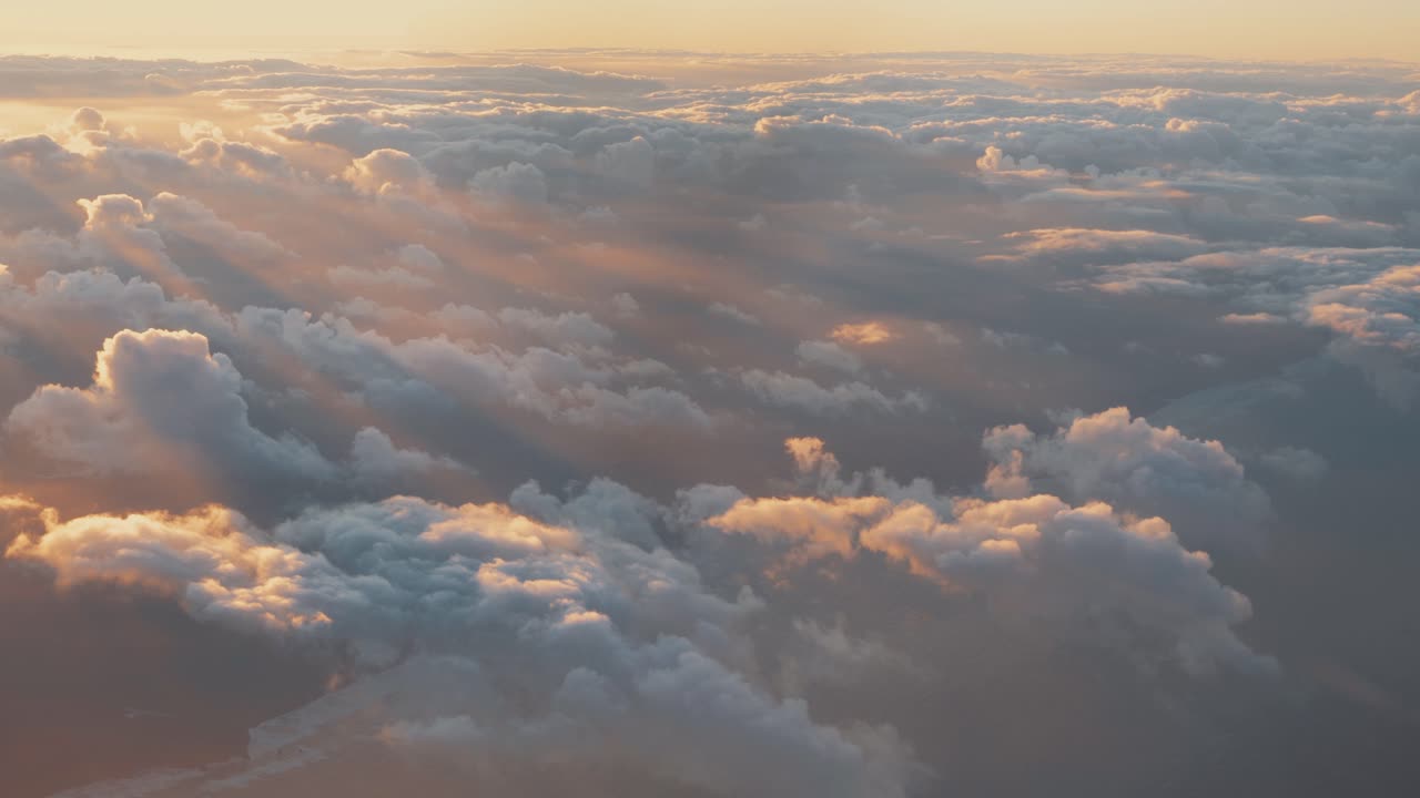 vista aérea de nubes doradas hinchadas a cámara lenta