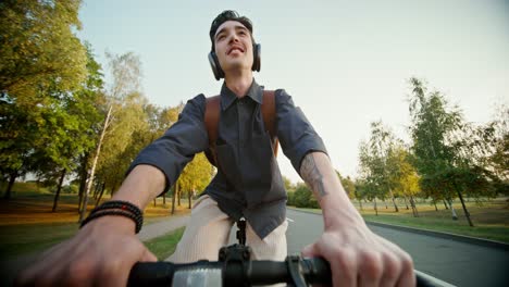 hombre montando una bicicleta en un parque