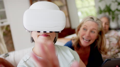 mujeres caucásicas y biraciales mayores exploran la realidad virtual en casa