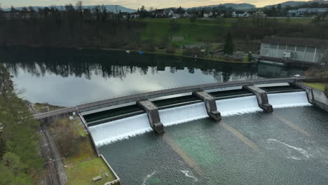 El-Agua-Fluye-Rápidamente-Sobre-La-Represa-De-Rheinau-En-El-Río-Rin.