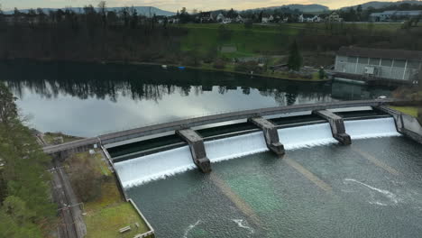 el agua fluye rápidamente sobre la represa de rheinau en el río rin.