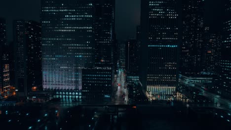 Futuristisches-Nacht-chicago-In-Cyan--Und-Orangefarbenen-Zukunftsweisenden-Beleuchteten-Straßen-Mit-Auffälligen-Gebäuden