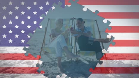 Animation-Von-Puzzles-Mit-Amerikanischer-Flagge,-Die-Ein-älteres-Paar-Mit-Getränken-In-Liegestühlen-Am-Strand-Zeigen