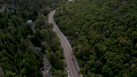 Rosa-Chevrolet-Chevy-Impala-Cabriolet-Fährt-Entlang-Der-Big-Cottonwood-Canyon-Road,-Utah