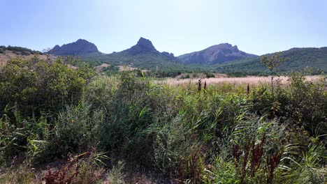 una vista de las montañas cerca de sudak, crimea, rusia
