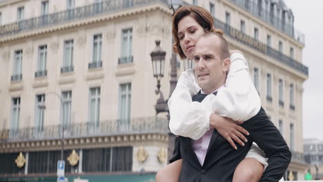 una pareja feliz en parís.