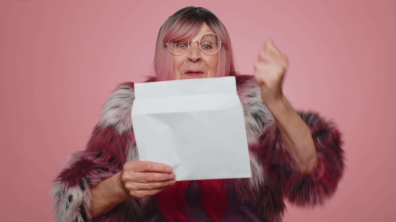 mujer carta de sobre abierto lo lee sentirse feliz, crecimiento de carrera avance promoción, préstamo bancario aprobar