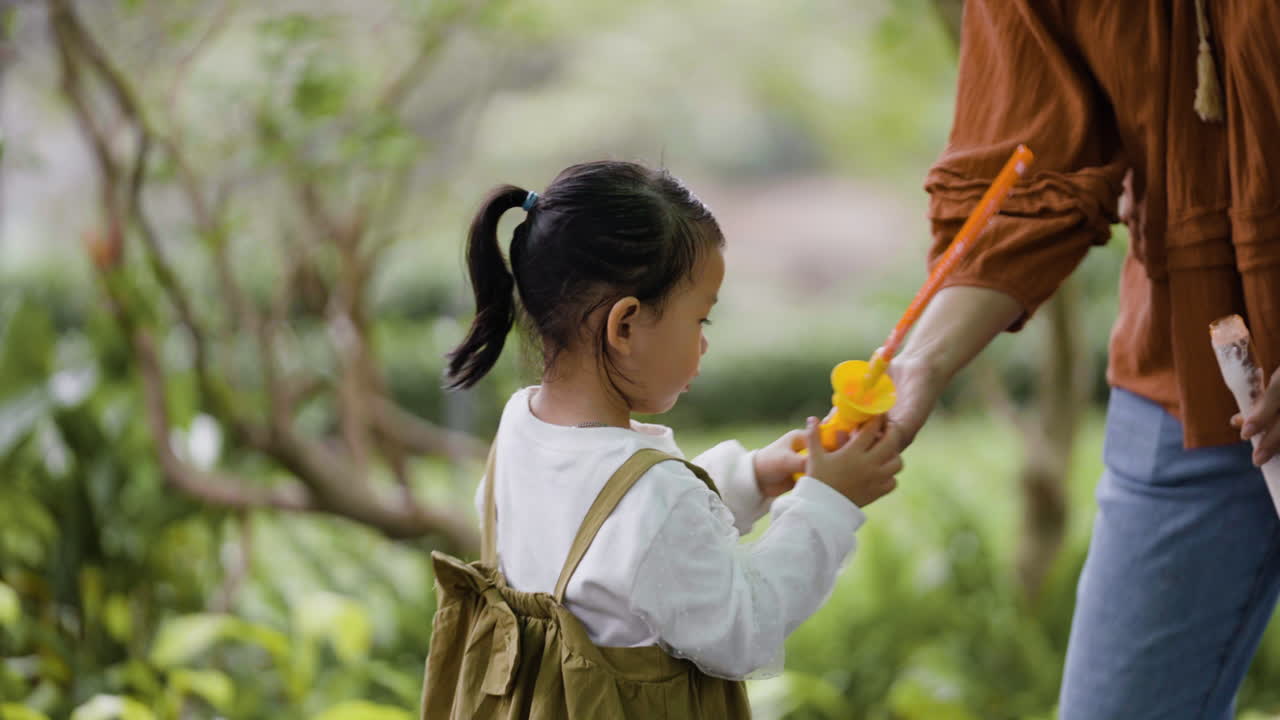 공원에 있는 엄마와 딸
