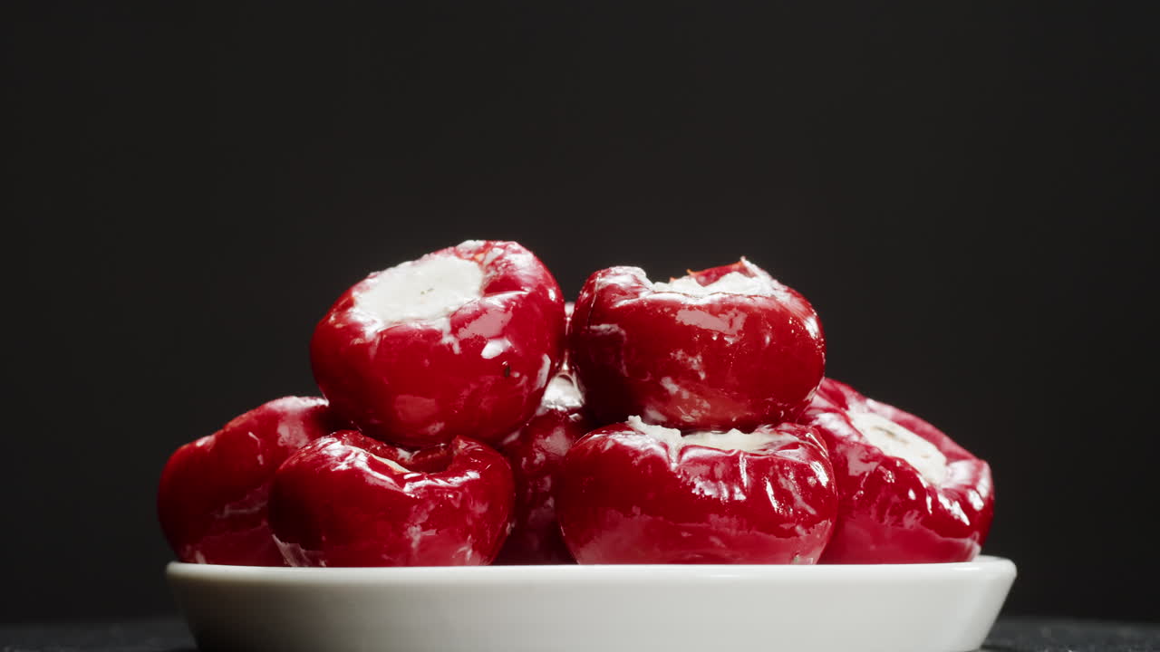 pimienta rellena con queso, restaurante italiano o español con tapas tradicionales, cocina española, deliciosas tapas saladas fermentadas y queso, tomates secos, aperitivo en la barra, buffet