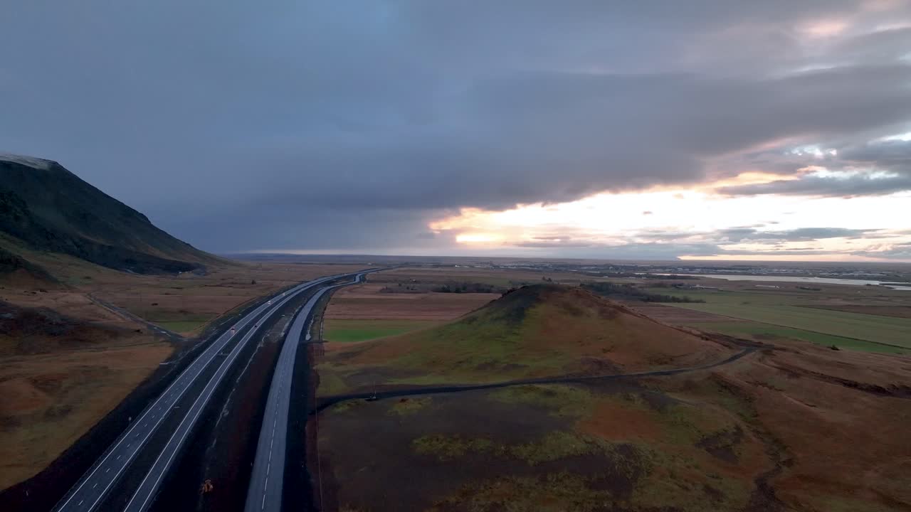 automóviles circulando por la ruta 1 en el área de olfus en el sur de islandia