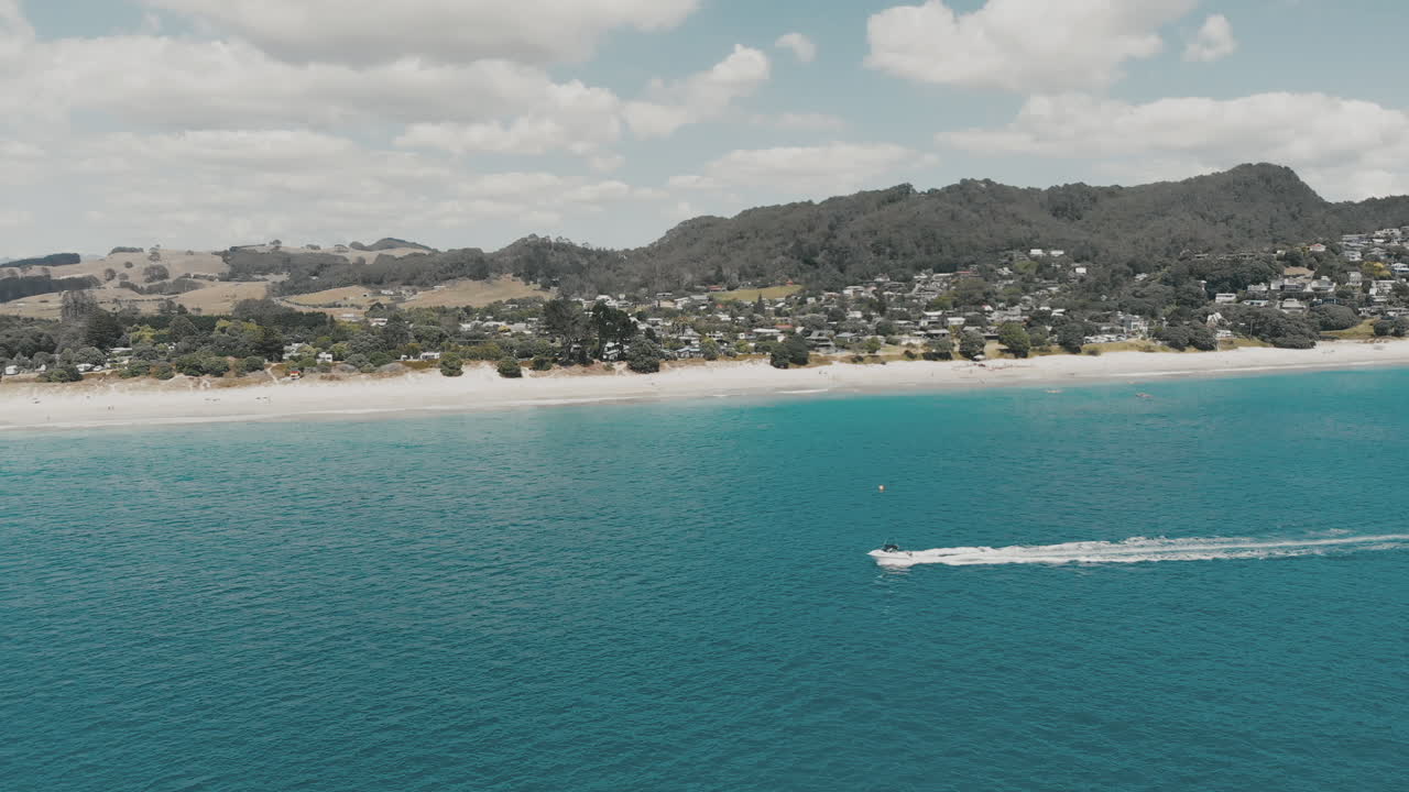 AÉREO: Siguiendo un barco sobre el agua en la playa de Hahei