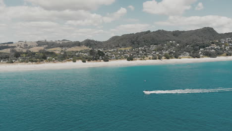 Antena:-Siguiente-Barco-Sobre-El-Agua-En-La-Playa-De-Hahei