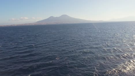 Vista-Del-Monte-Vesubio-Desde-La-Costa-Opuesta-En-Un-Ferry-Que-Va-A-La-Isla-De-Capri---Nápoles,-Italia