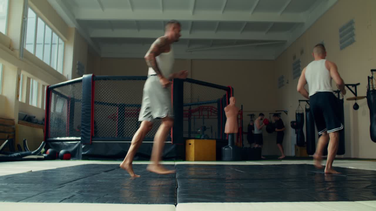 Uomini che si allenano in palestra
