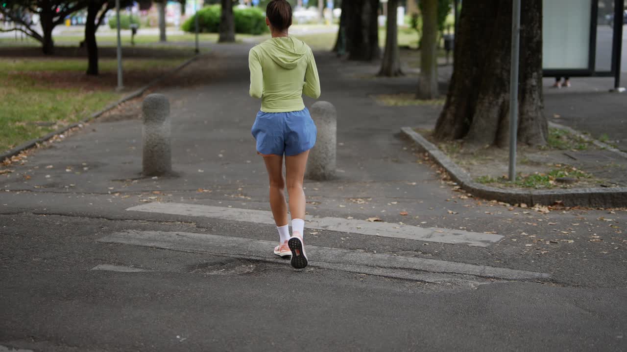 mujer corriendo en un parque