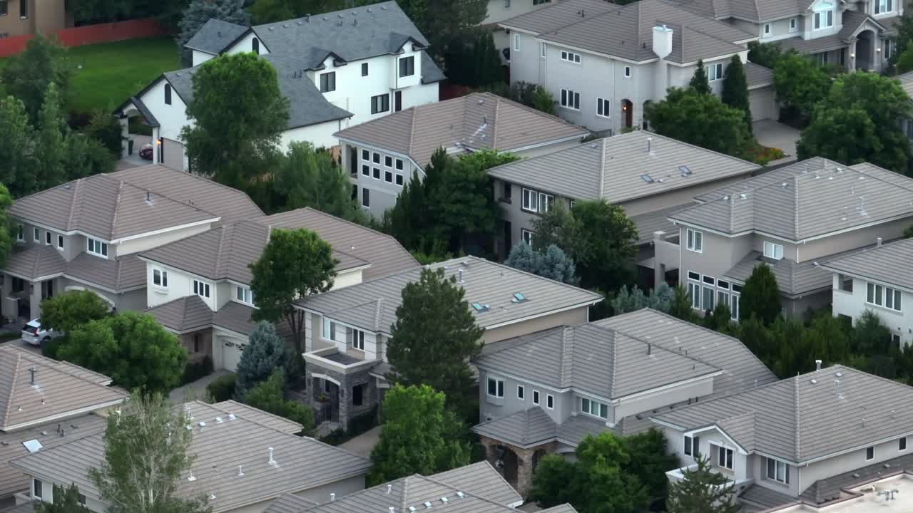 vista aérea de un vecindario suburbano con casas de varios pisos y vegetación