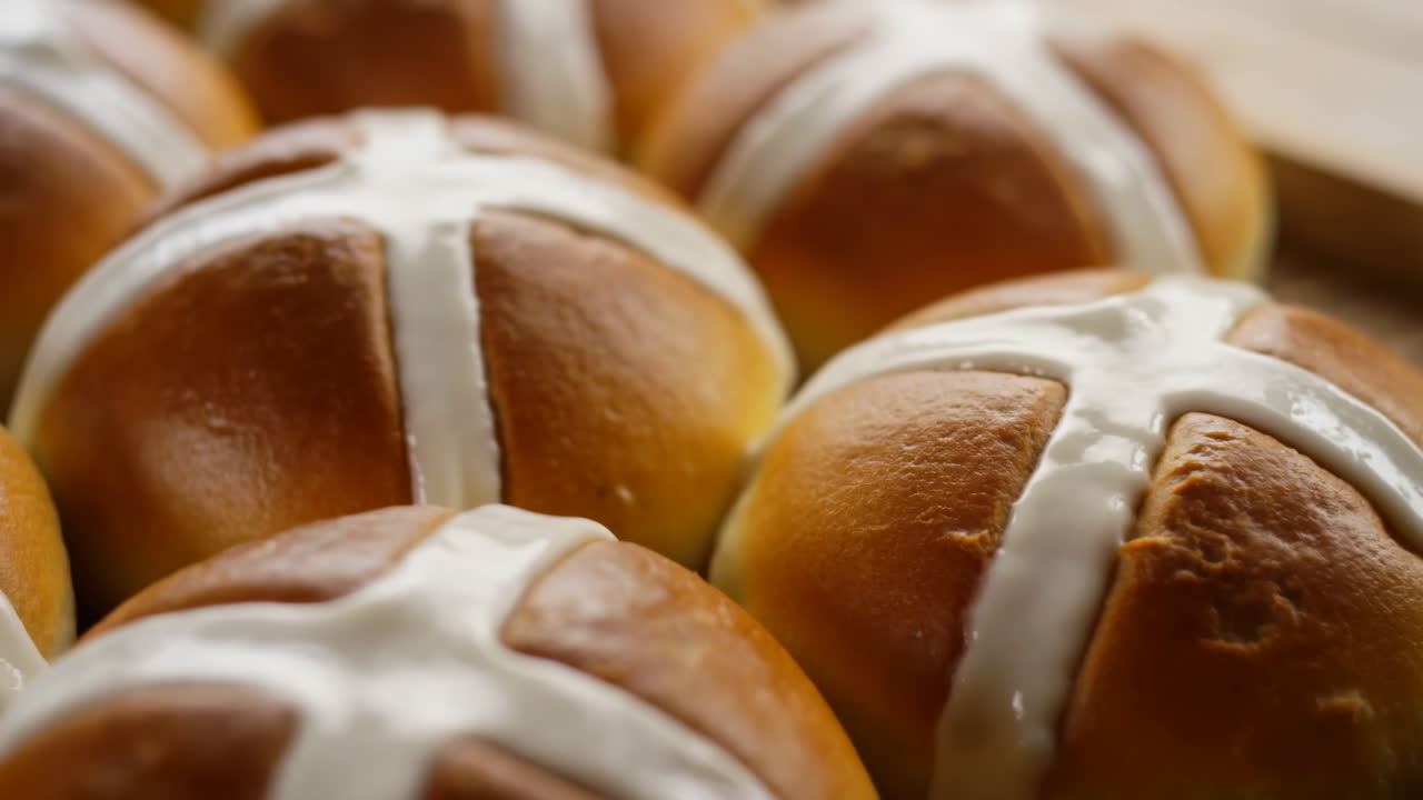 Primo piano di Hot Cross Buns appena sfornati con glassa.