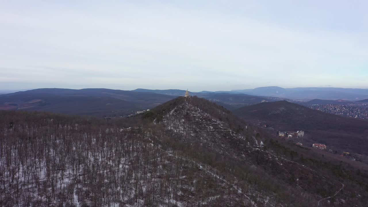 드론은 앞으로 이동하고 가리 부다페스트의 관점에 가까워집니다.