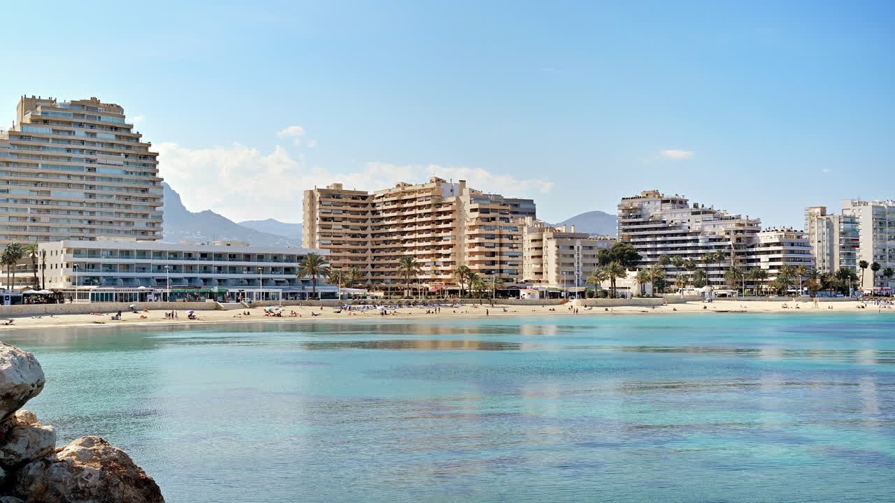 Arka planda İspanya, Calpe silüetiyle bir plaj manzarası