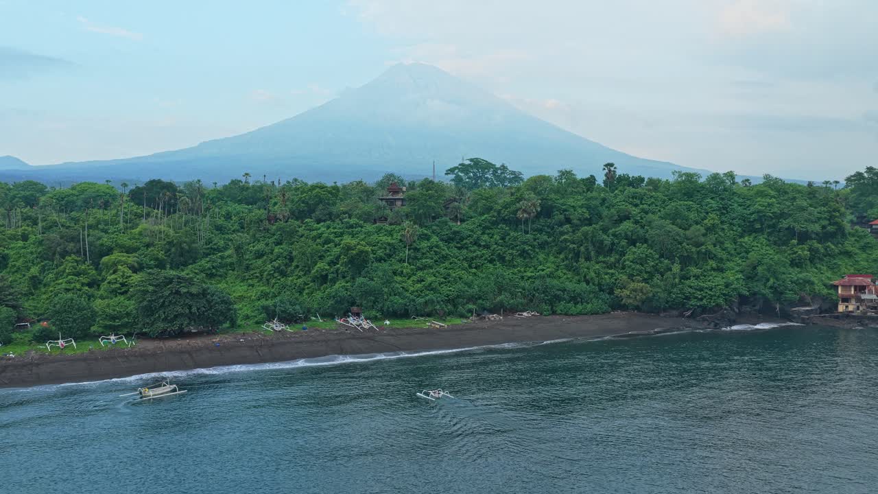 Veduta aerea del vulcano Monte Agung e della costa tropicale a Bali.