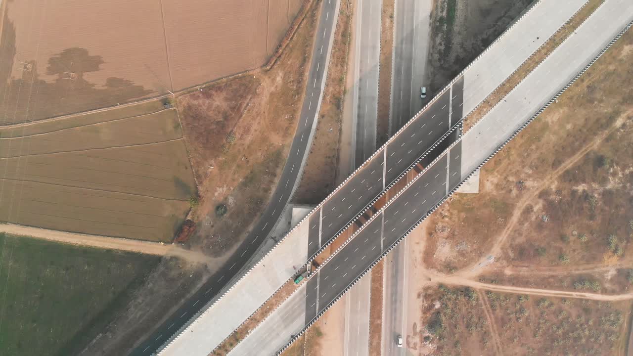 vista aérea de una intersección con paso elevado y autopista en punjab