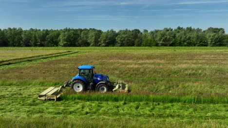 tractor cortando un campo