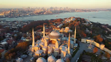 la ciudad más grande de turquía al amanecer. vista aérea de la mezquita de hagia sophia y vista de estambul durante el día