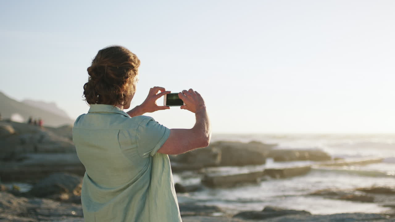 휴가 중 인 남자, 전화 및 해변 사진
