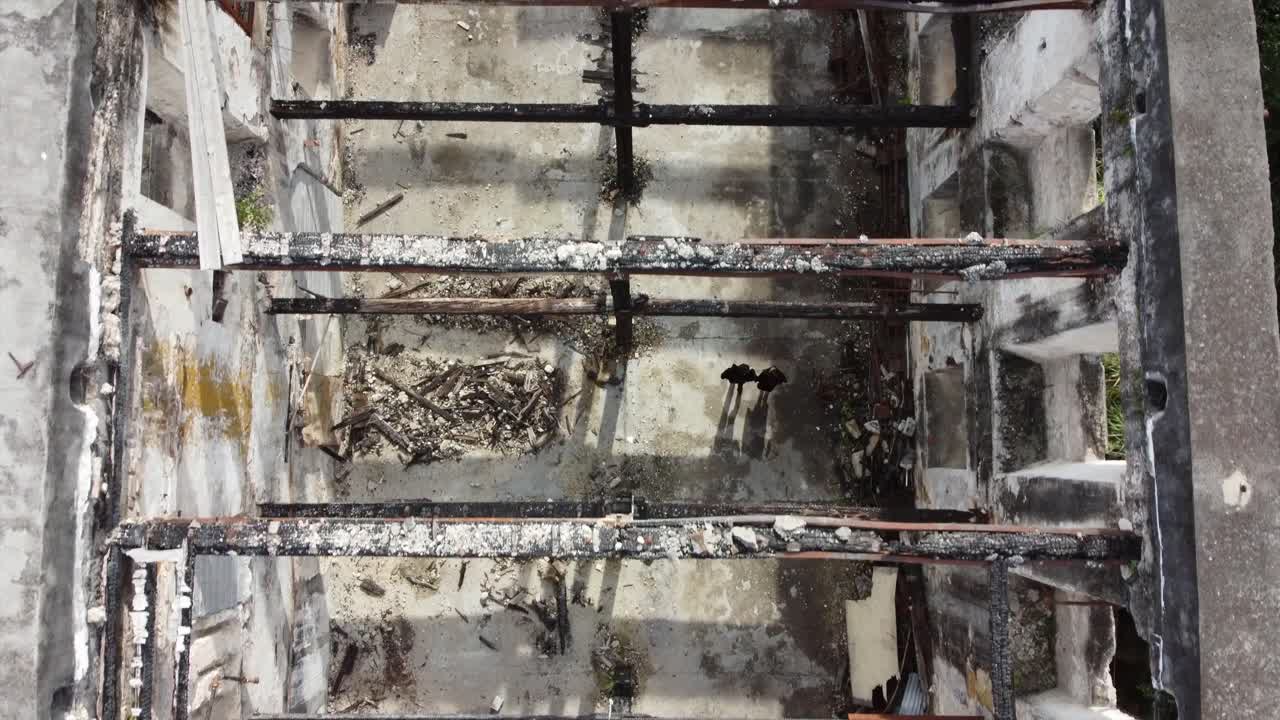 버려진 건물을 걷는 커플의 하향식 샷