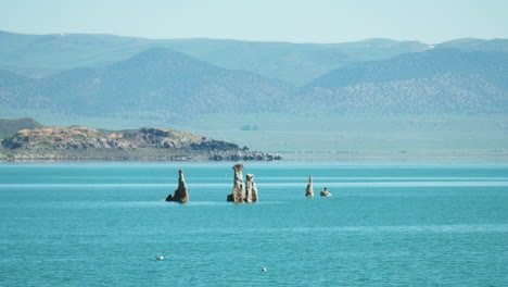 espectaculares formaciones sedimentarias a lo largo de las orillas del lago mono