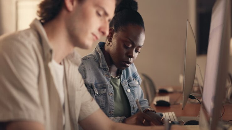 Studenti che lavorano insieme al computer