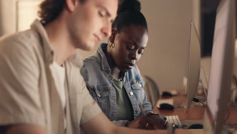 estudiantes trabajando juntos en computadoras