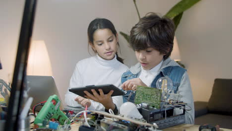 smarts kids doing school project at home together